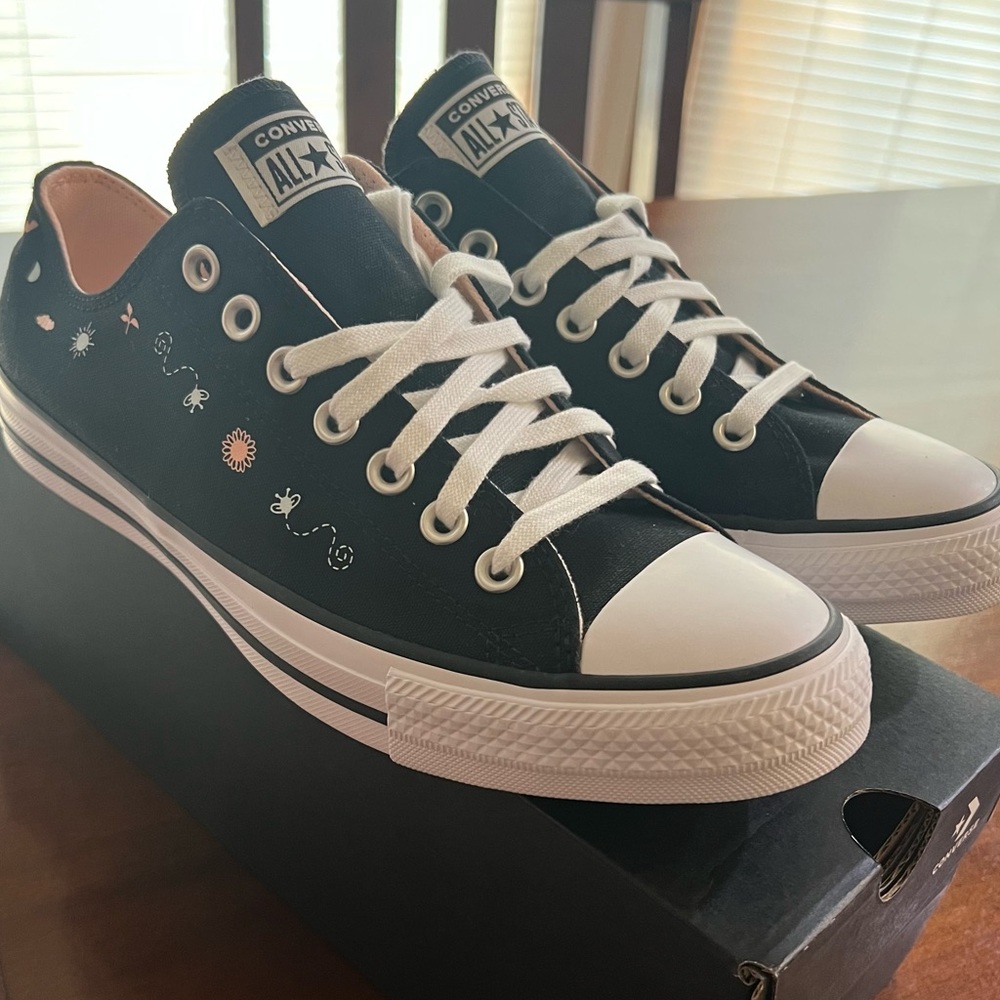 Converse Chuck Taylor Low Top Shoes 10.5W 8.5M black weather bugs cute NEW